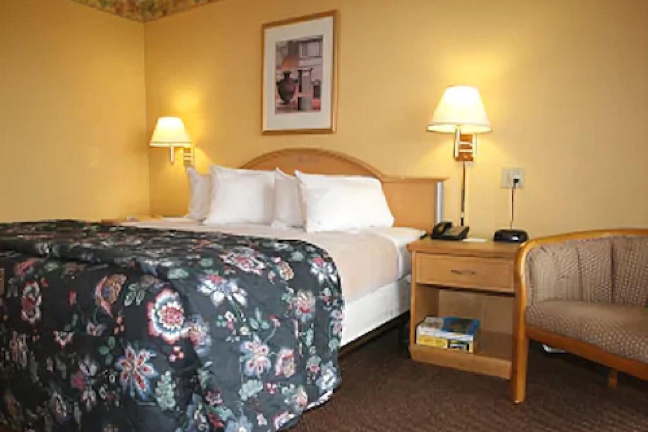 Knights Inn Six Flags Lodge West Екстер'єр фото