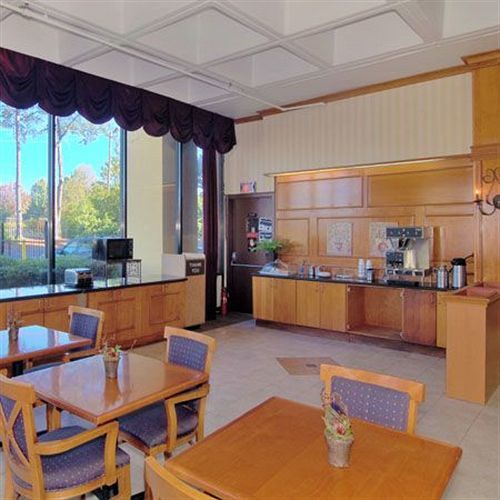 Knights Inn Six Flags Lodge West Ресторан фото